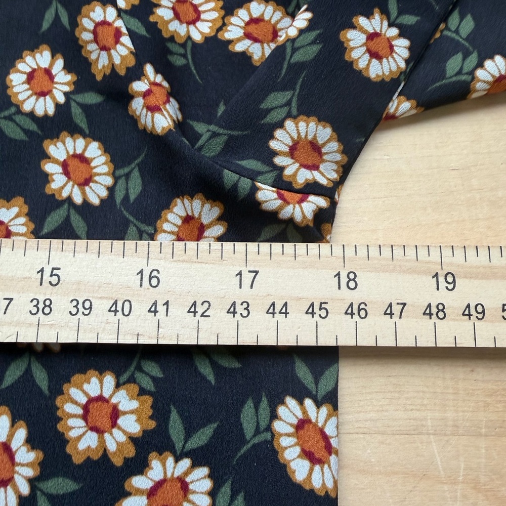 Van Heusen Floral Blouse XS Black Daisy Split Neck 3/4 Sleeve Mixed Media Flaw - Picture 6 of 10